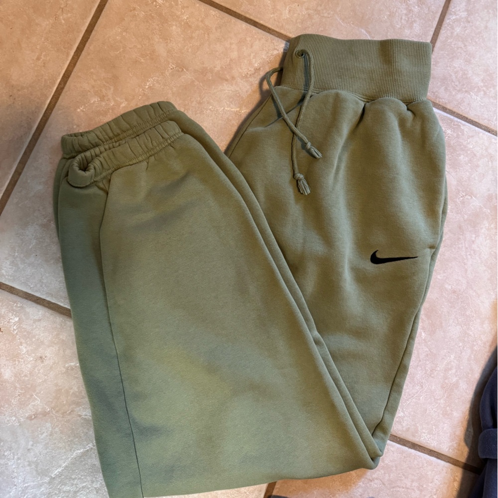 Women’s Nike sweatpants